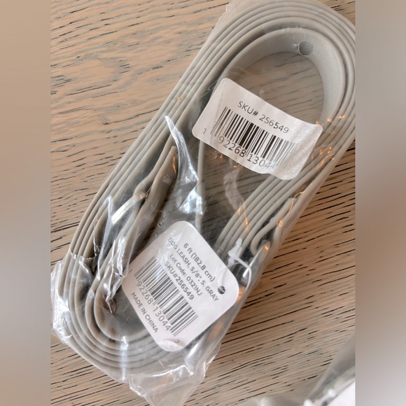 Frisco Waterproof Harness + Leash - Picture 6 of 9